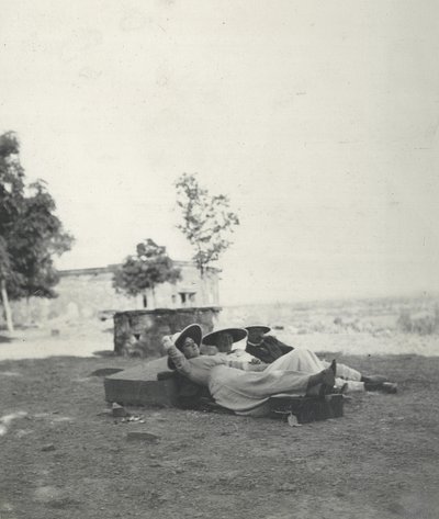 Lilah Wingfield, Judy Smith und Major Gosling ruhen sich nach einem Tag Sightseeing in Fatehpur Sikri aus, Januar 1912 von Sylvia Brooke